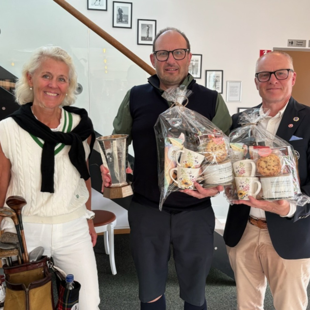 Succé under tuffa förhållanden i Thalia Cup!

Igår avgjordes den traditionsenliga hickorytävlingen Thalia Cup, och jösses vilket väder spelarna ställdes inför! Regnoväder och hård vind gjorde banan till en riktig utmaning, men humöret och det klassiska träklubborna höll stilen hela vägen. 

Ett stort grattis till årets fantastiska vinnare som trotsade elementen:
Henrik Lindahl - tog hem nettovinsten på hemmaplan!
Peter Bengtsson - stod för dagens bästa bruttoscore!
Camilla Nathhorst Odevall - strålade starkast och vann damklassen!

Stort tack till alla som kom ut, kämpade i vinden och spred härlig hickoryanda på klubben. Ni är sanna entusiaster!

Foto: Georg Kittel