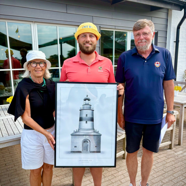 Flommenveckan - tävlingsdag 5
Hesters Driver 2026 - en av våra mest anrika tävlingar

Vilken härlig dag vi fick på Flommen! 
På en golfbana i fantastiskt skick avgjordes Hesters Driver, vår K-märkta och klassiska tävling. 

Stort grattis till Simon Josefsson, Bokskogens GK, vinnare i klass A på fina 66 netto. Vår hemmaspelare Eva Blomqvist vann B-klassen på samma fina resultat på 66 netto och som medlem och bästa nettoresultat fick Eva även äran att få en inteckning i det fina vandringspriset.

Se resultatlista Min Golf Tävling: https://mingolf.golf.se/tavling/information/5437657

Ett stort och varmt tack till alla pristagare och deltagare som tillsammans gjorde den femte tävlingsdagen under vår tävlingsvecka så minnesvärd.
Imorgon avrundar vi veckan på bästa sätt med Gunnar Stalins Minnestävling - varmt välkomna till ännu en fin dag på Flommen!
