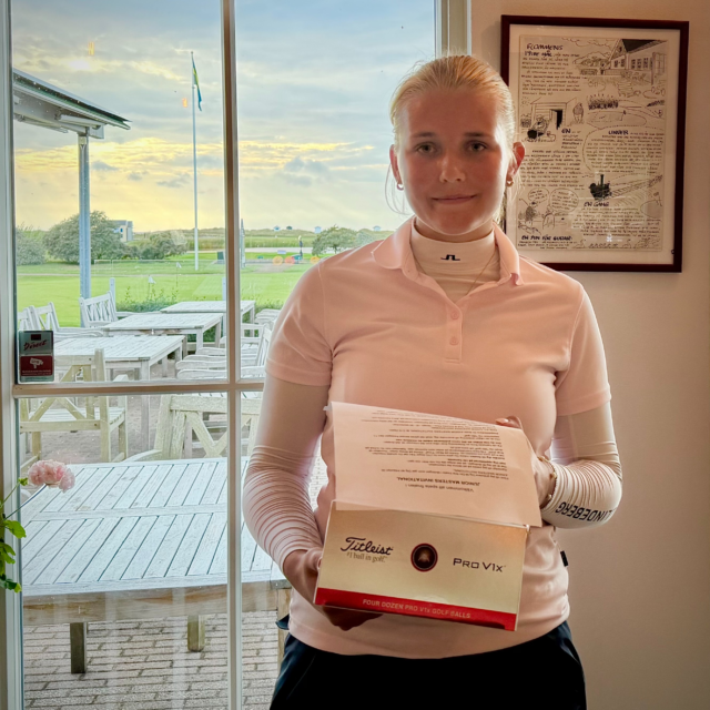 Igår spelades den traditionsrika Invigningspokalen by JMI på Flommens bana, där deltagarna fick kämpa sig igenom både blåst och växlande regnskurar. Trots utmanande förhållanden bjöds det på fina prestationer och härlig spelglädje. 

I flickklassen stod Tuva Edvinsson från Laholms Golfklubb som vinnare. Pojkklassen vanns av Simon Hultén från Öijared GK, före Benjamin Andersson från LjGK. 
Stort grattis till alla tre – vi önskar er varmt lycka till i JMI-finalen senare i höst!