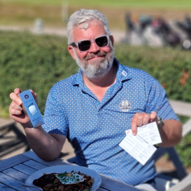 Trippelsuccé i Herrligan!

Vilken supertisdag det blev för Joakim Ovin under förra veckans Herrliga. Joakim visade absolut toppform på Flommens GK och stod för en äkta trippel när han vann allt som gick att vinna i A-klassen.

Med den imponerande raden...
Bästa netto: 69 slag
Bästa brutto: 76 slag
Birdiepriset på hål 8: Joakim var den enda spelare som lyckades slå till med en birdie på det hålet.

Herrkommittén riktar ett jättestort grattis till Joakim för en fantastisk runda!

Ny runda imorgon - dags att steppa upp!
Imorgon tisdag kör vi igen. Banan är i toppskick tack vare våra banarbetare, så nu är det bara upp till er att rulla i puttarna och bjuda på magiskt golfspel.

Stort lycka till imorgon, gentlemän - ribban är lagd på högsta nivå!