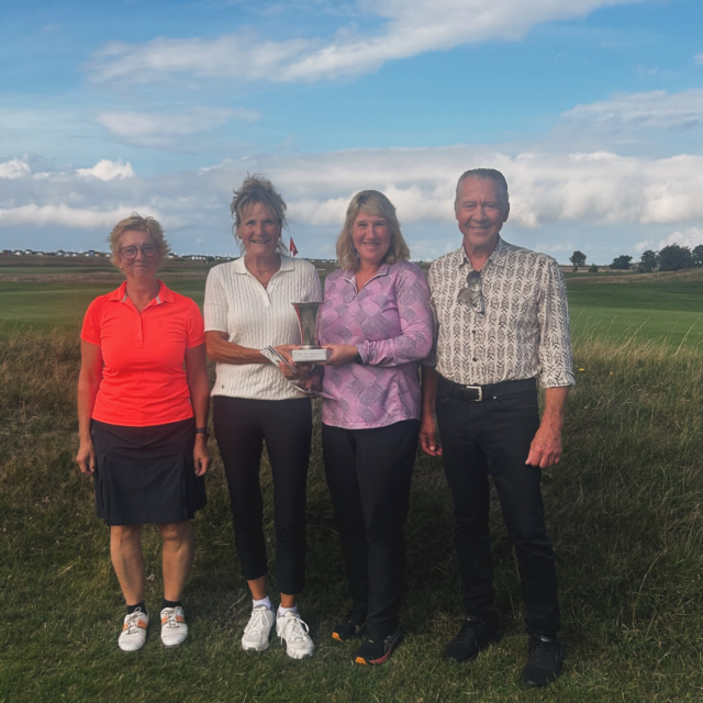 I söndags avgjordes Flommen Memorial, en traditionsrik fyrboll bästboll (2-mannalag) där medlemmarna tävlar om Nils-Erik Anderssons Bogeypokal.

Årets vinnare blev Anneli Larsén och Carina Eneskär, som stod för en stark runda och tog hem segern på imponerande 48 poäng.

Stort grattis till Anneli och Carina – och tack till alla som deltog och förde Flommens historia vidare! ⛳️