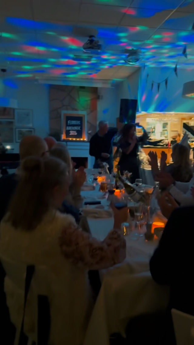 WOW, vilken kväll det blev för stora som små!

Stort tack till alla privatpersoner, företag och eldsjälar som bidragit och gjort auktionen möjlig.

Vilket jäkla gäng på plats i klubbhuset! Tillsammans samlade ni in 63 500 kronor till utvecklingsfonden. Där satt den! 💥

Tack till systrarna Alm för UNDERHÅLLNINGEN @samira.alm_  @angiealmmusic